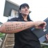 シー・シェパードの女性リーダーが日本語の入れ墨を披露