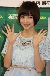 「Yes　and　No　Mariko　Shinoda」の発売記念握手会に登場したAKB48の篠田麻里子さん