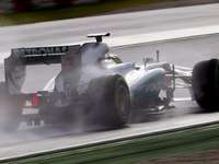 Mit heißem Reifen. Mercedes-Pilot Lewis Hamilton bei einer genehmigten Testfahrt. Ob das auch für die 1000 Extrakilometer in Barcelona gilt, wird an diesem Donnerstag entschieden. Foto: dpa
