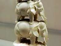 Der letzte Schrei in China: Kunstgegenstände aus Elfenbein. Dieses Exemplar wird allerdings im deutschen Elfenbeinmuseum in Erbach bei Frankfurt am Main in Hessen gezeigt. Foto: dpa