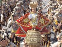 Katholische Zeremonie auf den Philippinen. Viele Teilnehmer halten Santo-Niño-Figuren aus Elfenbein in die Höhe. Sie geben viel Geld dafür aus, um Gott zu huldigen. Foto: AFP