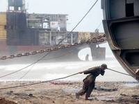 Strandleben in Pakistan. Allein in der Stadt Geddani, etwa 40 Kilometer entfernt von der Metropole Karatschi, leben Zehntausende von dem oft schmutzigen Geschäft mit den ausgemusterten Frachtern und Tankern. Foto: AFP