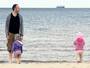 Unser Autor mit seinen Kindern am Strand. Foto: Privat