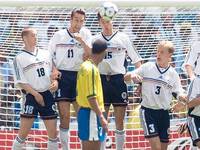 Duell der Fußballstile. Ronaldinho versucht die deutsche Abwehrmauer mit Michael Preetz (Zweiter v. links) zu überwinden. Foto: rtr