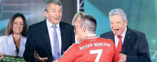 Wolfgang Niersbach, 62, nahm an der Seite von Bundespräsident Joachim Gauck vor einer Woche die Ehrung im DFB-Pokal vor. Seit März 2012 ist Niersbach Präsident des Deutschen Fußball-Bundes. Zuvor war er an der Seite von Franz Beckenbauer verantwortlich für die WM 2006 in Deutschland. Inzwischen ist er Mitglied des Uefa-Exekutivkomitees. Foto: dpa