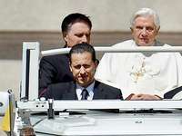 Damals war er noch Kammerdiener: Paolo Gabriele sitzt im Mai 2012 vor Papst Benedikt XVI. in Rom im Papamobil. Foto: dpa