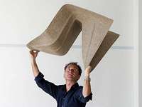 Neue Materialien reizen Werner Aisslinger. Der Stuhl "Hemp Chair" ist aus Hanf gefertigt. Verheizen und rauchen macht keinen Sinn, denn dem Hanf sind noch Kenaf-Fasern beigemischt –eine Alternative zum Erdöl abhängigen Kunststoff. Foto: Werner Aisslinger