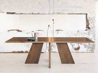Raumergreifend. Tisch "Hakama" für Conde House erinnert mit seinen Stützen an Samurai und Kendokämpfer. Foto: Conde House