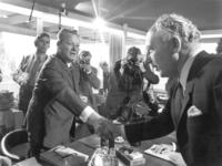Neue Verhandlungspartner. Der SPD-Vorsitzende Willy Brandt (links) gibt dem FDP-Vorsitzenden Walter Scheel vor Beginn der Koalitionsgespräche in Bonn die Hand. Foto: dpa