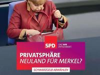 Merkel schaut in Handtasche Foto: SPD.DE