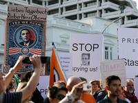 Am Donnerstag wurde in Hamburg gegen das Ausspähen durch die NSA demonstriert. Foto: dpa