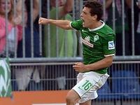 Bremer Jubel an der Hamburger Straße: Zlatko Junuzovic schoss Werder zum Sieg. Foto: dpa