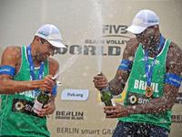 Das Brasilianische Team Vitor Goncalves Felipe (l) und Evandro Goncalves Oliveira feiern beim Beachvolleyball-Grandslam an der Waldbühne in Berlin ihren Sieg. Foto: dpa