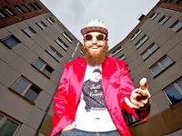 Vom Plattenbau zum Plattenteller: Berlins Hip Hop-Spaßvogel MC Fitti. Foto: PROMO styleheads
