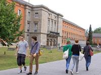 Studierende vor der Uni Potsdam. Foto: Manfred Thomas