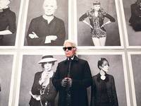 Ein Mann und seine Musen. Karl Lagerfeld wurde am Dienstagabend selbst zur Ausstellungseröffnung erwartet – natürlich mit Sonnenbrille und Chanel-Anzug. Foto: Reuters Foto: REUTERS