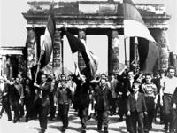 Ost-Berliner Arbeiter am 17. Juni 1953 am Brandenburger Tor Foto: dpa