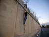 Ein Palästinenser an der umstrittenen Trennmauer in der West Bank. Foto: AFP
