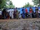 Die Schlangen vor den Wahllokalen in der malischen Hauptstadt Bamako waren auch am Sonntag lang. Auch wenn sich die Wähler im Regen durch verschlammte Straßen vorarbeiten mussten. Die Wahlbeteiligung war bei beiden Wahlgängen deutlich höher als bei jeder vorangegangenen Wahl in Mali. Im ersten Wahlgang waren es mehr als 50 Prozent der registrierten 6,7 Millionen Wähler, für den zweiten Wahlgang gab es am Dienstag danach noch keine Zahlen. Foto: AFP