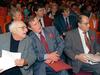 Stefan Heym, Bundestagsalterspräsident (parteilos für die PDS, links), Lothar Bisky (PDS-Vorsitzender) und Gregor Gysi (Chef der PDS-Bundestagsgruppe) bei der Eröffnung des PDS-Bundesparteitages in Berlin am 27. Januar 1995. Foto: dpa