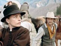 Filmszene aus "Gold": Nina Hoss steigt aufs Pferd, im Bildhintergrund Marko Mandic als Packer. Foto: Schramm Film