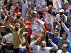 Die Mursi-Anhänger haben zum "Freitag der Wut" aufgerufen und sich nach den Freitagsgebeten in mehreren ägyptischen Städten versammelt, um gegen die gewaltvolle Räumung des Camps am Mittwoch zu protestieren. Foto: dpa