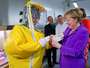 Ein bisschen Wahlkampf: Anhänger von Bundeskanzlerin Angela Merkel am Freitag bei der CDU-Veranstaltung in Bremen. Foto: dpa