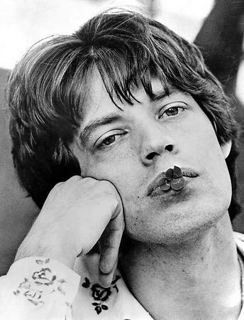 Mick Jagger wurde am 26. Juli 1943 im englischen Dartford  als einer von zwei Söhnen von Eva und Joe Jagger geboren und wuchs in behüteten Mittelklasse-Verhältnissen auf. Das Portrait zeigt Jagger im Jahr 1973 Foto: AFP
