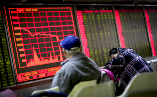 中国景気の失速懸念を受け、市場心理は冷え込んだ（４日、北京）＝ＡＰ