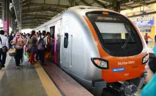 昼前、ムンバイ・メトロに乗り込む人たち。2014年６月に開通した